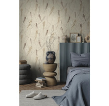 Vliestapete mit botanischem Blattmuster in einem modern eingerichteten Schlafzimmer mit strukturiertem Kopfteil und Holzdekor.