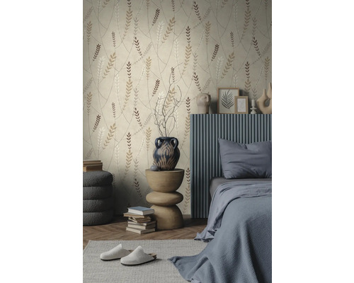 Vliestapete mit botanischem Blattmuster in einem modern eingerichteten Schlafzimmer mit strukturiertem Kopfteil und Holzdekor.