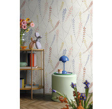 Tapete mit Blättermotiv in einem hellen, modern eingerichteten Raum mit Holzregal und farbenfroher Dekoration.