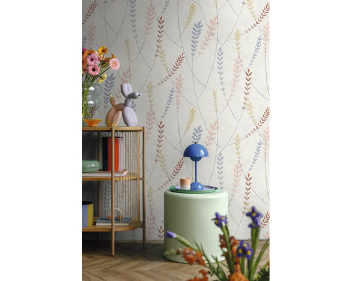 Tapete mit Blättermotiv in einem hellen, modern eingerichteten Raum mit Holzregal und farbenfroher Dekoration.