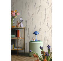 Vliestapete mit botanischem Muster in einem hellen Raum mit Holzregal und Beistelltisch mit Lampe.