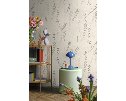 Vliestapete mit botanischem Muster in einem hellen Raum mit Holzregal und Beistelltisch mit Lampe.