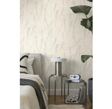 Vliestapete mit feinem Blattmuster und Linien in einem hellen Schlafzimmer mit modernem Bett, Metallhocker und Zimmerpflanze.