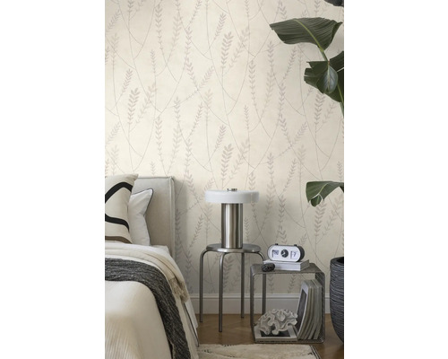 Vliestapete mit feinem Blattmuster und Linien in einem hellen Schlafzimmer mit modernem Bett, Metallhocker und Zimmerpflanze.