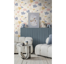 Modernes Wohnzimmer mit geblümter Tapete, blauer Wandverkleidung in Lamellenoptik, weißen Bouclé-Sofas und einem runden Beistelltisch.