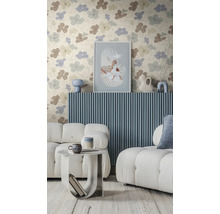 Modernes Wohnzimmer mit Blumentapete in Blau und Beige. Weißes Bouclé-Sofa vor einer blauen Wandverkleidung aus Holzleisten.