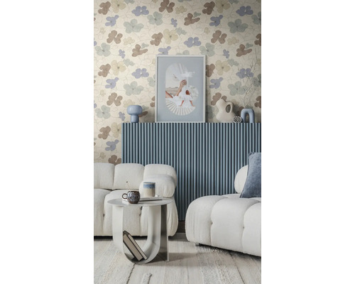Modernes Wohnzimmer mit Blumentapete in Blau und Beige. Weißes Bouclé-Sofa vor einer blauen Wandverkleidung aus Holzleisten.