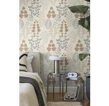 Botanische Tapete mit Blattmustern in Beige und Grau in einem Schlafzimmer mit Bett und Metallbeistelltischen.