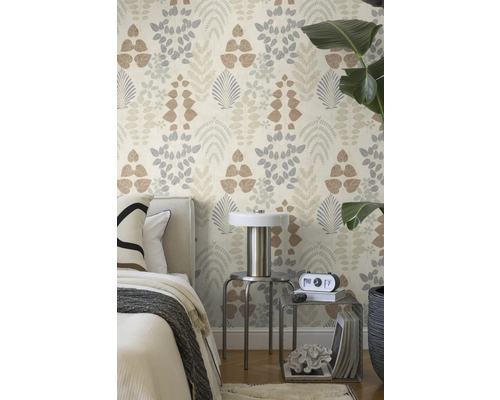 Botanische Tapete mit Blattmustern in Beige und Grau in einem Schlafzimmer mit Bett und Metallbeistelltischen.