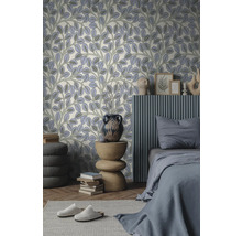 Modernes Schlafzimmer mit Tapete mit Blattmuster. Bett mit grauer Bettwäsche, geripptes Wandelement und ein Holztisch mit Vase.