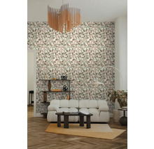 Wohnzimmer mit Tapete im Blattmuster, weißem Polstersofa, dunklem Couchtisch, Fischgrätparkett und modernem Kronleuchter.