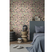 Vliestapete mit Blattmuster in Rosa und Grau in einem modern eingerichteten Schlafzimmer mit grauem Bett und Holzbeistelltisch.