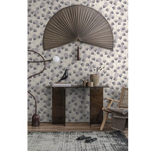 Vliestapete mit Ginkgoblatt-Muster in einem modern eingerichteten Wohnzimmer mit Konsolentisch, Wandfächer und Sessel.