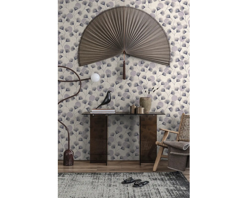 Vliestapete mit Ginkgoblatt-Muster in einem modern eingerichteten Wohnzimmer mit Konsolentisch, Wandfächer und Sessel.