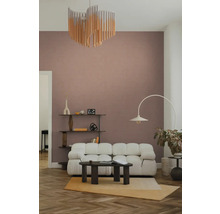 Modernes, helles Wohnzimmer mit weißem Polstersofa, dunklem Couchtisch, Bogenstehlampe und Wandregal auf Fischgrätparkett vor einer Wand.