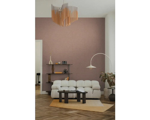 Modernes, helles Wohnzimmer mit weißem Polstersofa, dunklem Couchtisch, Bogenstehlampe und Wandregal auf Fischgrätparkett vor einer Wand.