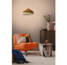 Modern eingerichtetes Wohnzimmer mit orangefarbenem Polstersessel, gemustertem Kissen, dreistufiger Pendelleuchte und Sideboard aus Holz.