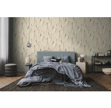 Helles, modern eingerichtetes Schlafzimmer mit einer Vliestapete mit stilisiertem Blattmuster, einem blauen Bett und dunklem Teppich.