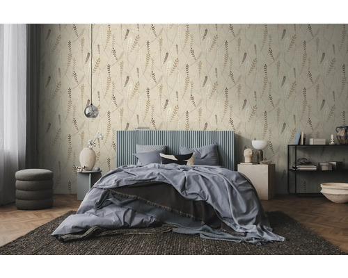 Helles, modern eingerichtetes Schlafzimmer mit einer Vliestapete mit stilisiertem Blattmuster, einem blauen Bett und dunklem Teppich.