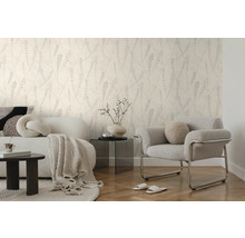 Modernes Wohnzimmer mit Tapete in botanischem Muster, weißem Sofa, grauem Sessel und Fischgrätenparkett in hellem, organisiertem Design.