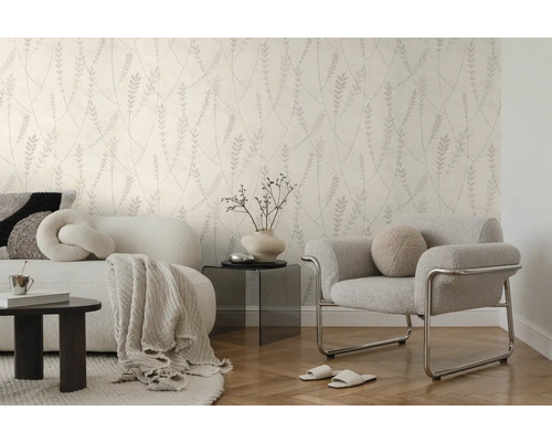 Modernes Wohnzimmer mit Tapete in botanischem Muster, weißem Sofa, grauem Sessel und Fischgrätenparkett in hellem, organisiertem Design.