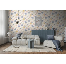Tapete mit floralem Muster in einem modern eingerichteten Wohnzimmer mit weißem Sofa und blauem Sideboard.