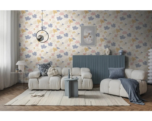 Tapete mit floralem Muster in einem modern eingerichteten Wohnzimmer mit weißem Sofa und blauem Sideboard.
