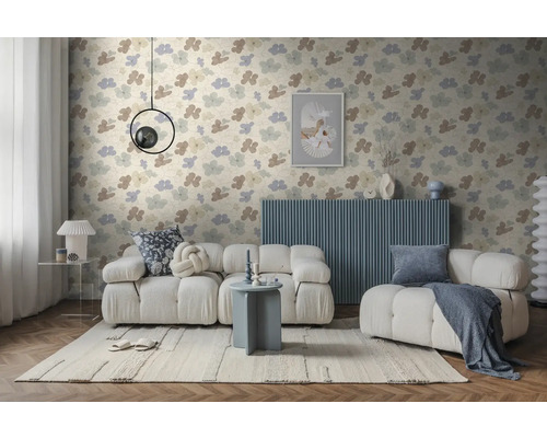 Modernes Wohnzimmer mit Vliestapete im Blumenmuster, weißem Polstersofa, blauem Sideboard und hellem Teppich auf Fischgrätparkett.