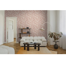 Modernes Wohnzimmer mit Blättermuster-Tapete, Polstersofa, Couchtisch, Parkettboden und Bogenleuchte.
