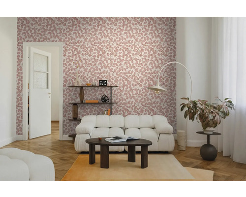 Modernes Wohnzimmer mit Blättermuster-Tapete, Polstersofa, Couchtisch, Parkettboden und Bogenleuchte.