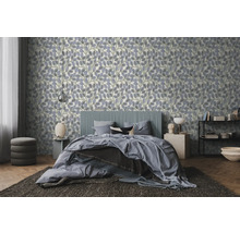 Helles, modernes Schlafzimmer mit Vliestapete mit lila und grünem Blättermuster, einem gepolsterten Bett und Holzboden.