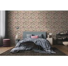 Schlafzimmer mit Mustertapete in Blätteroptik, einem Bett mit Lamellen-Kopfteil, einem Pouf und Teppich in modernem Design.