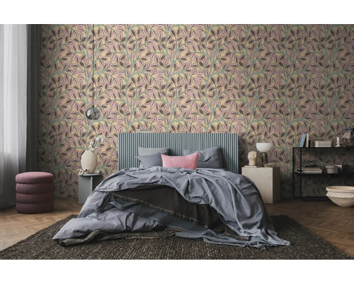 Schlafzimmer mit Mustertapete in Blätteroptik, einem Bett mit Lamellen-Kopfteil, einem Pouf und Teppich in modernem Design.