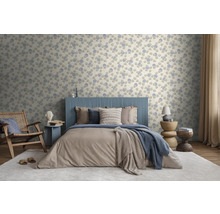 Modernes Schlafzimmer mit Vliestapete im floralen Muster, blauem Betthaupt, braunem Bettbezug, Holzmöbeln und hellem Teppich.