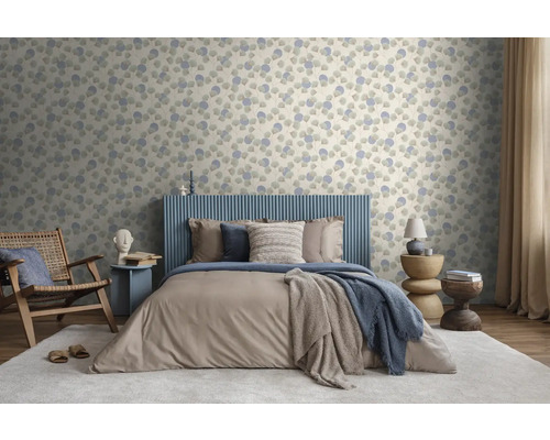 Modernes Schlafzimmer mit Vliestapete im floralen Muster, blauem Betthaupt, braunem Bettbezug, Holzmöbeln und hellem Teppich.