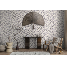Modernes Wohnzimmer mit Vliestapete mit Ginkgo-Blättermuster, einem Konsolentisch aus Glas und einem hölzernen Sessel.