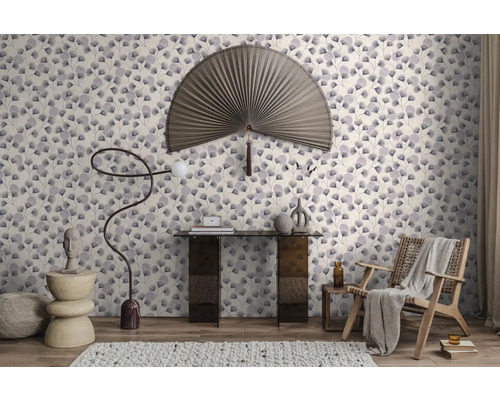 Modernes Wohnzimmer mit Vliestapete mit Ginkgo-Blättermuster, einem Konsolentisch aus Glas und einem hölzernen Sessel.