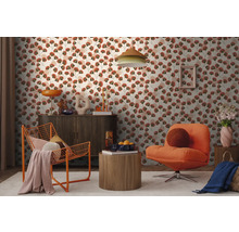 Modernes Wohnzimmer mit floral gemusterter Tapete, einem dunklen Sideboard, einem orangen Drahtsessel und einem Polstersessel auf hellem Teppich.