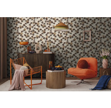 Modernes Zimmer mit floral gemusterter Tapete, orangen Sesseln, einer Holzkommode und dekorativer Beleuchtung.