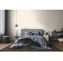 Modernes, helles Schlafzimmer mit einem Bett mit blauem, vertikal geripptem Kopfteil, blauer Bettwäsche und Fischgrätparkett.