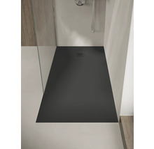 Ebenerdige, rechteckige Duschwanne in Anthrazit mit quadratischem Ablaufdeckel, eingebaut in eine moderne Dusche mit Glaswand.