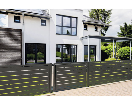 Moderner Metallzaun und passendes Tor mit horizontalen Lamellen vor einem hellen Wohnhaus.