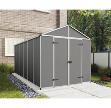 Großes graues Gerätehaus aus Metall mit Satteldach und Doppeltür auf einem Fundament in einem hellen Garten.