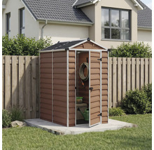 Kleines Gerätehaus in Holzoptik mit Satteldach, offener Tür mit Gartenzubehör, auf Betonfundament im Garten neben einem Holzzaun.