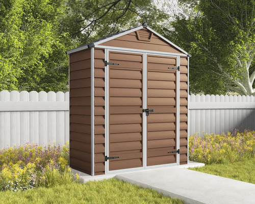 Braunes Kunststoff-Gerätehaus in Holzoptik mit Satteldach und Doppeltür im Garten vor einem Zaun.