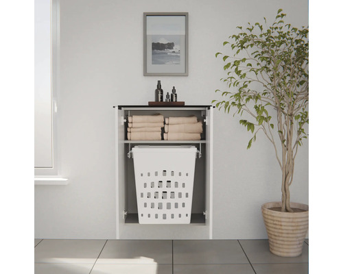 Moderner weißer Wäscheschrank zur Wandmontage mit offenem Fach für Handtücher und integriertem Wäschekorb in einem hellen Badezimmer.