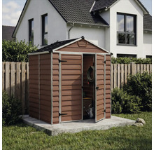 Gartenhaus aus Kunststoff mit Satteldach und geöffneter Doppeltür auf einem Betonfundament in einem organisierten Garten.