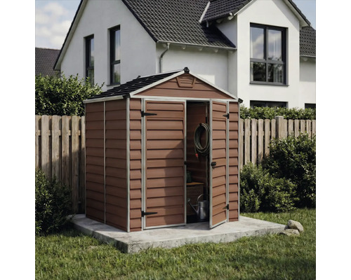 Gartenhaus aus Kunststoff mit Satteldach und geöffneter Doppeltür auf einem Betonfundament in einem organisierten Garten.