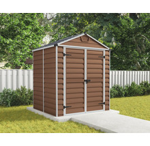 Braunes Gerätehaus aus Kunststoff mit Satteldach und Doppeltür im Garten auf einem Betonfundament.