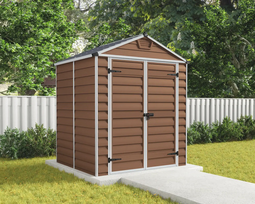 Braunes Gerätehaus aus Kunststoff mit Satteldach und Doppeltür im Garten auf einem Betonfundament.